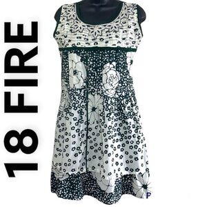 Vintage🧚‍♀️18 FIRE White/Green Floral Tunic Sequinned Detail Dress Size M